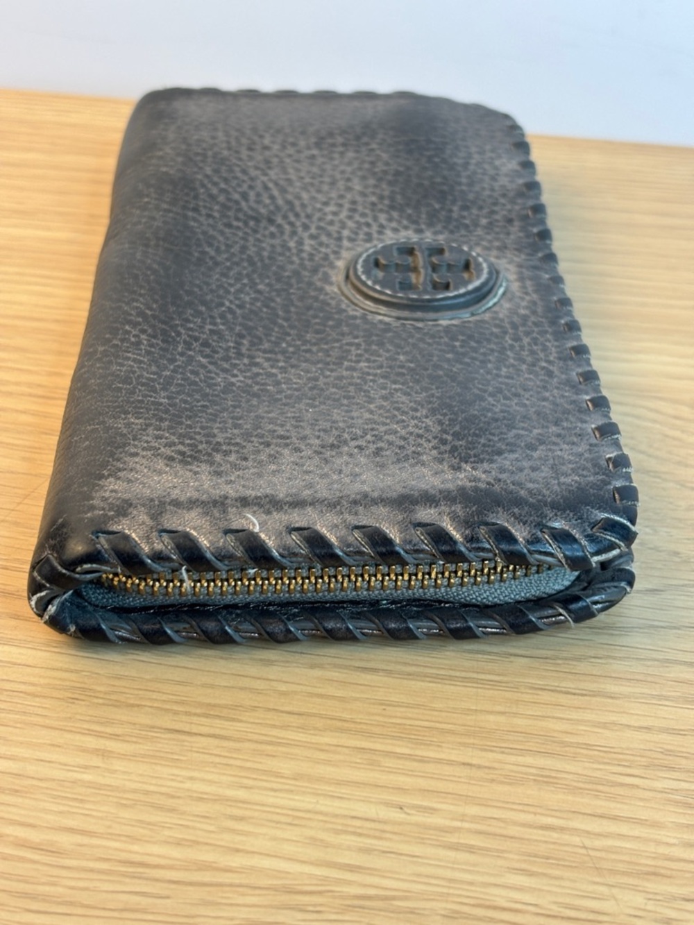 Tory Burch Chelsea Black/Gray Pebbled Leather Zip-Around Wallet Whipstitch Trim - Picture 5 of 13